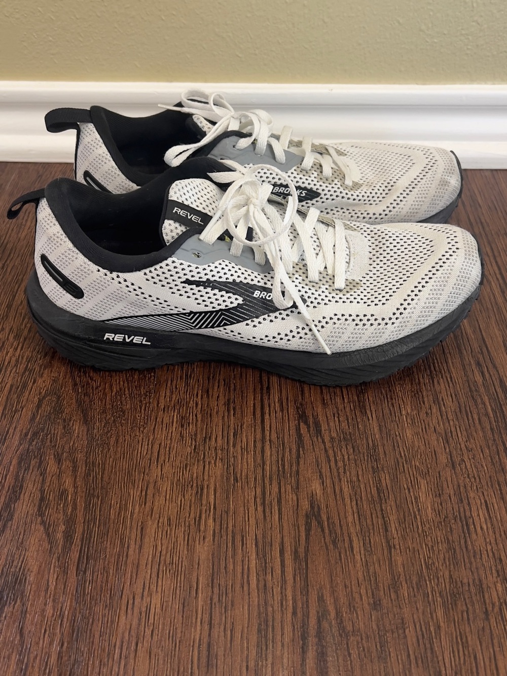 Brooks Revel Men's White and Black Running Sneakers
